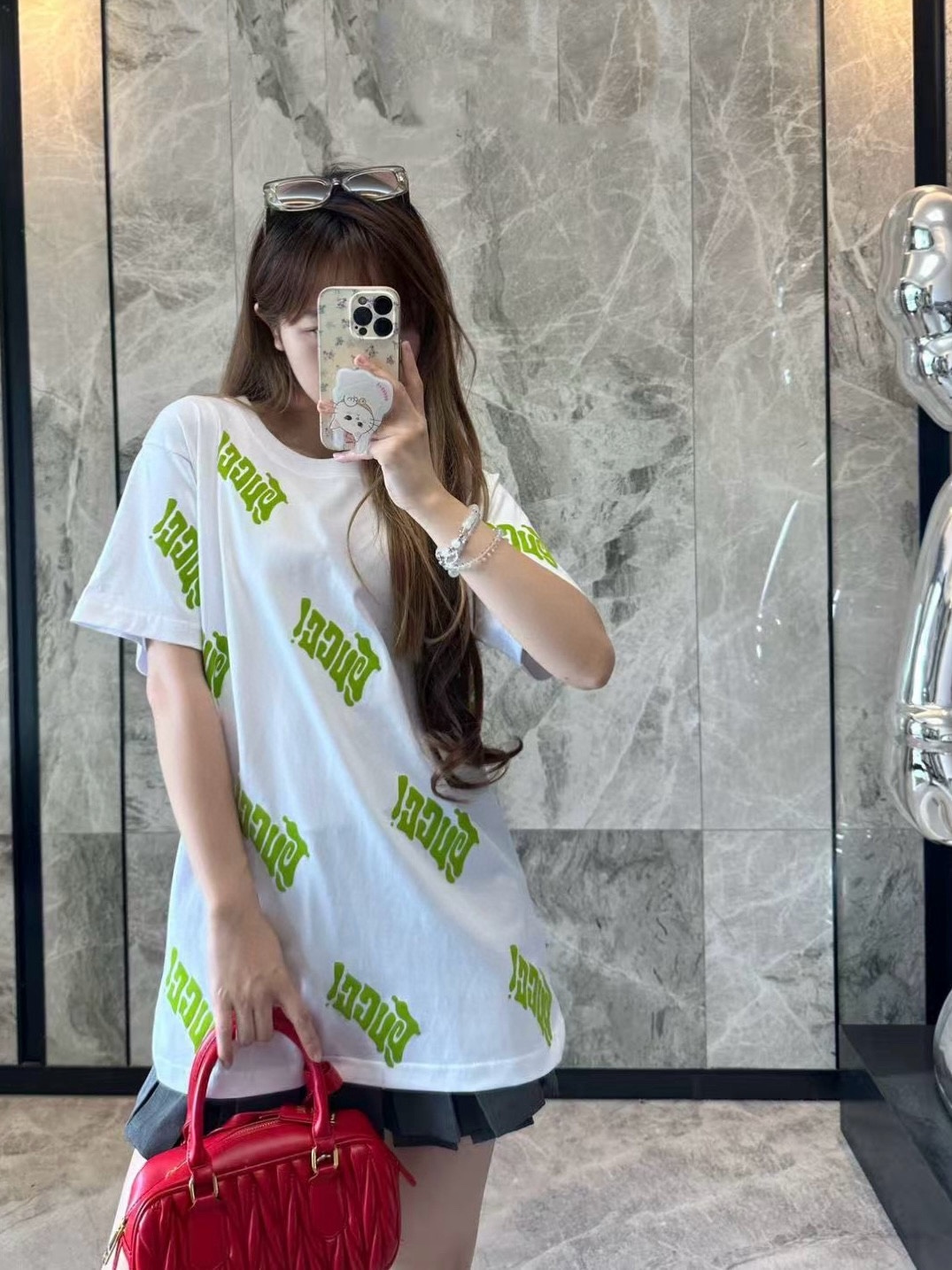 Gucci/古馳 25ss 綠色發泡印花短袖
GUCCI新款T恤採用重磅白色針織棉製成，通體檸檬綠Gucci刺繡倍添清新氣息。
A Size:S-XL