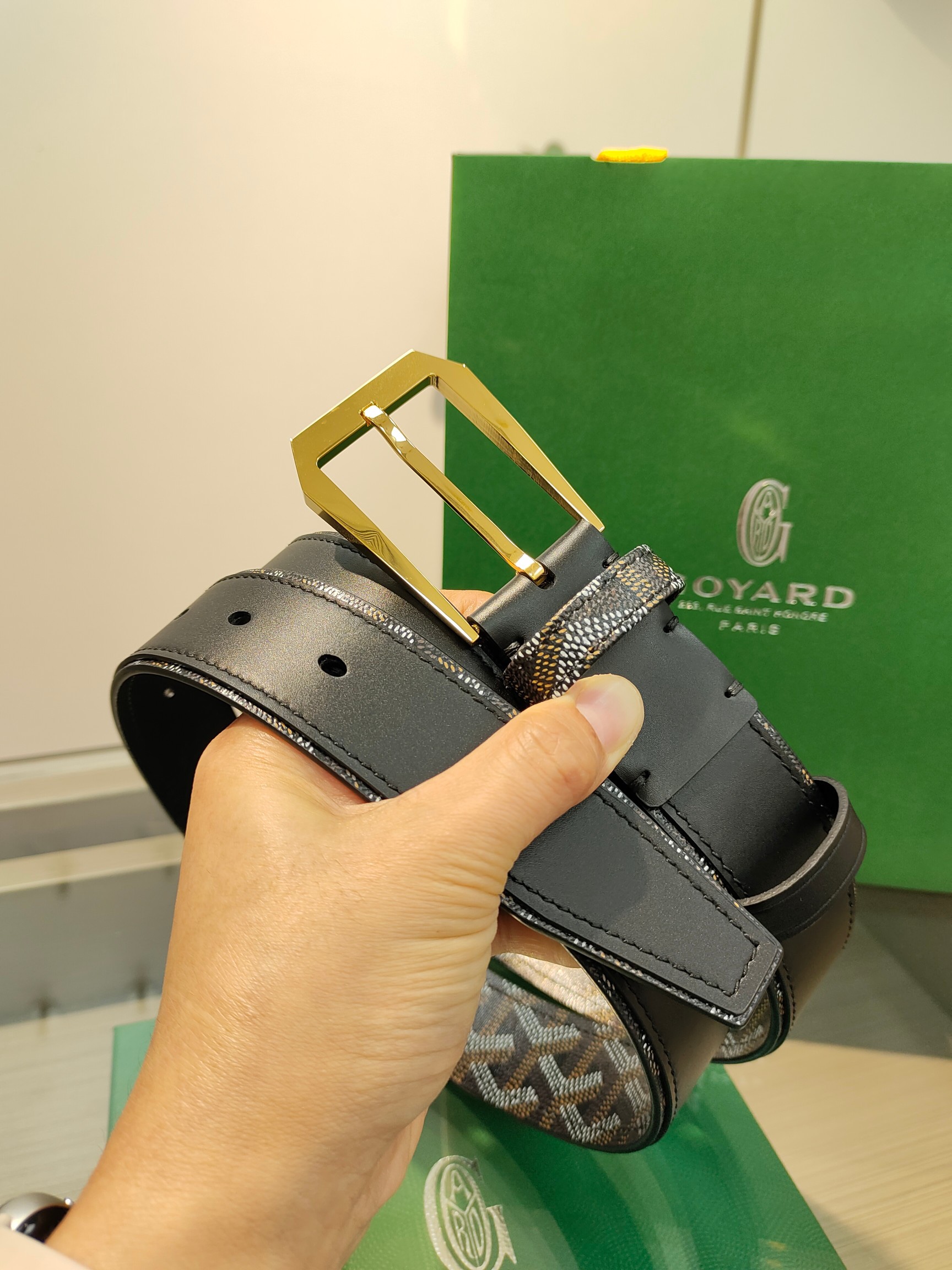 
Goyard(戈雅)腰帶源於法國奢侈品牌，設計風格簡約低調，腰帶身有標誌性帆布搭配進口頭層牛皮，腰帶扣採用簡約精品鋼扣，延續品牌的低調奢華，帶身寬度3.4CM，適用商務休閒日常佩戴。