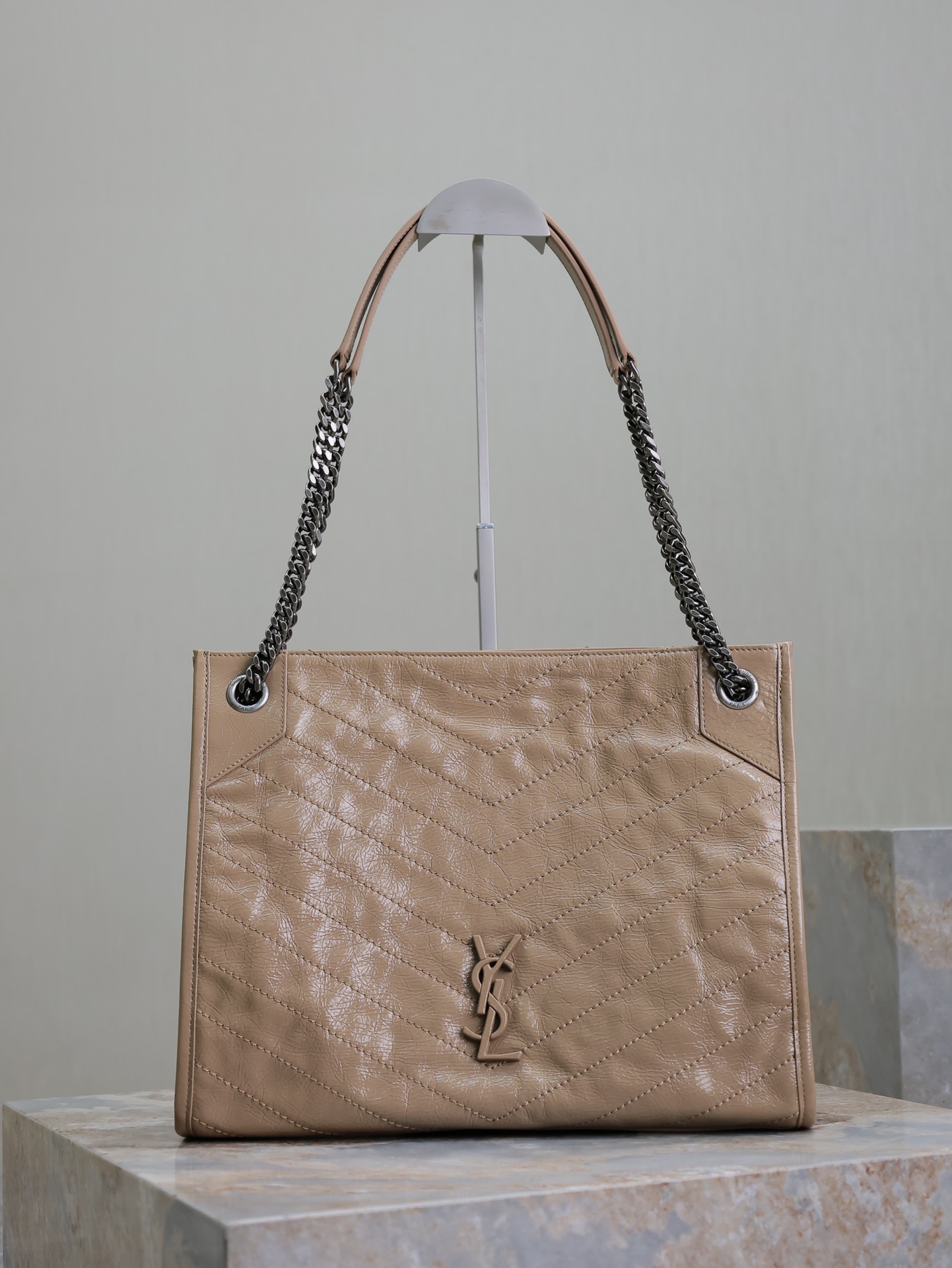 杏色·
Niki shopping bag_
意大利進口抓皺油蠟牛皮，五金是全牛皮包裹，工藝十分精湛！包袋中間有磁吸扣，保障了包包使用的安全性；內里有一拉鍊隔層及敞口插槽設計可放手機及零錢卡片，方便拿取，不會出現因為是大包而出現找不到東西的情況；包包自重非常輕，容量又足夠大，公文包、旅行包、購物袋、媽媽包隨意切換，實用性爆表！
型號：577999
尺寸：33x27x11.5cm