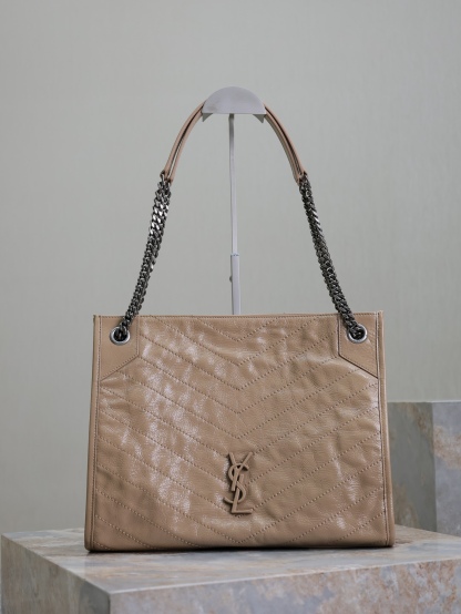 杏色·
Niki shopping bag_
意大利進口抓皺油蠟牛皮，五金是全牛皮包裹，工藝十分精湛！包袋中間有磁吸扣，保障了包包使用的安全性；內里有一拉鍊隔層及敞口插槽設計可放手機及零錢卡片，方便拿取，不會出現因為是大包而出現找不到東西的情況；包包自重非常輕，容量又足夠大，公文包、旅行包、購物袋、媽媽包隨意切換，實用性爆表！
型號：577999
尺寸：33x27x11.5cm