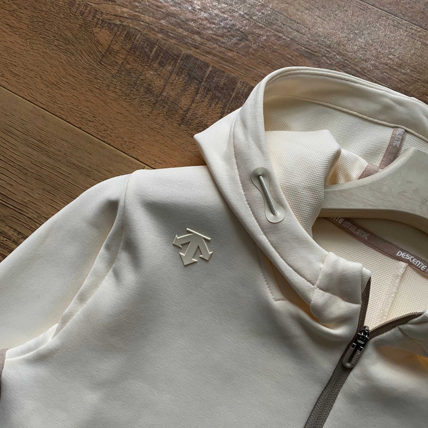 DST女款拼接連帽開衫春秋外套 新款女外套DESCENTE迪桑特空氣層面料輕盈柔軟舒適女士針織運動外套 採用空氣層面料製成的針織運動外套。色澤柔和溫暖，觸感輕柔順。腋下兩側拼色撞色搭配，時尚大氣版型舒適，搭配卡其拉鍊細節，更添女性化氣息。 面料:聚酯纖維84.1%氨綸15.9% 柔軟/彈性/舒適 常規合身款/運動休閒 柔舒軟適不失感質，青春時髦的氣質蔓延開來！初秋需要的時尚質感保暖！一件很很牛贊！很帥！顏高值單品！原原廠單！三標齊全品！質巨棒！
顏色：如圖
