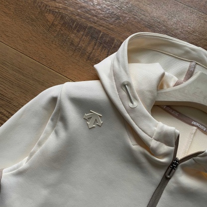 DST女款拼接連帽開衫春秋外套 新款女外套DESCENTE迪桑特空氣層面料輕盈柔軟舒適女士針織運動外套 採用空氣層面料製成的針織運動外套。色澤柔和溫暖，觸感輕柔順。腋下兩側拼色撞色搭配，時尚大氣版型舒適，搭配卡其拉鍊細節，更添女性化氣息。 面料:聚酯纖維84.1%氨綸15.9% 柔軟/彈性/舒適 常規合身款/運動休閒 柔舒軟適不失感質，青春時髦的氣質蔓延開來！初秋需要的時尚質感保暖！一件很很牛贊！很帥！顏高值單品！原原廠單！三標齊全品！質巨棒！
顏色：如圖
