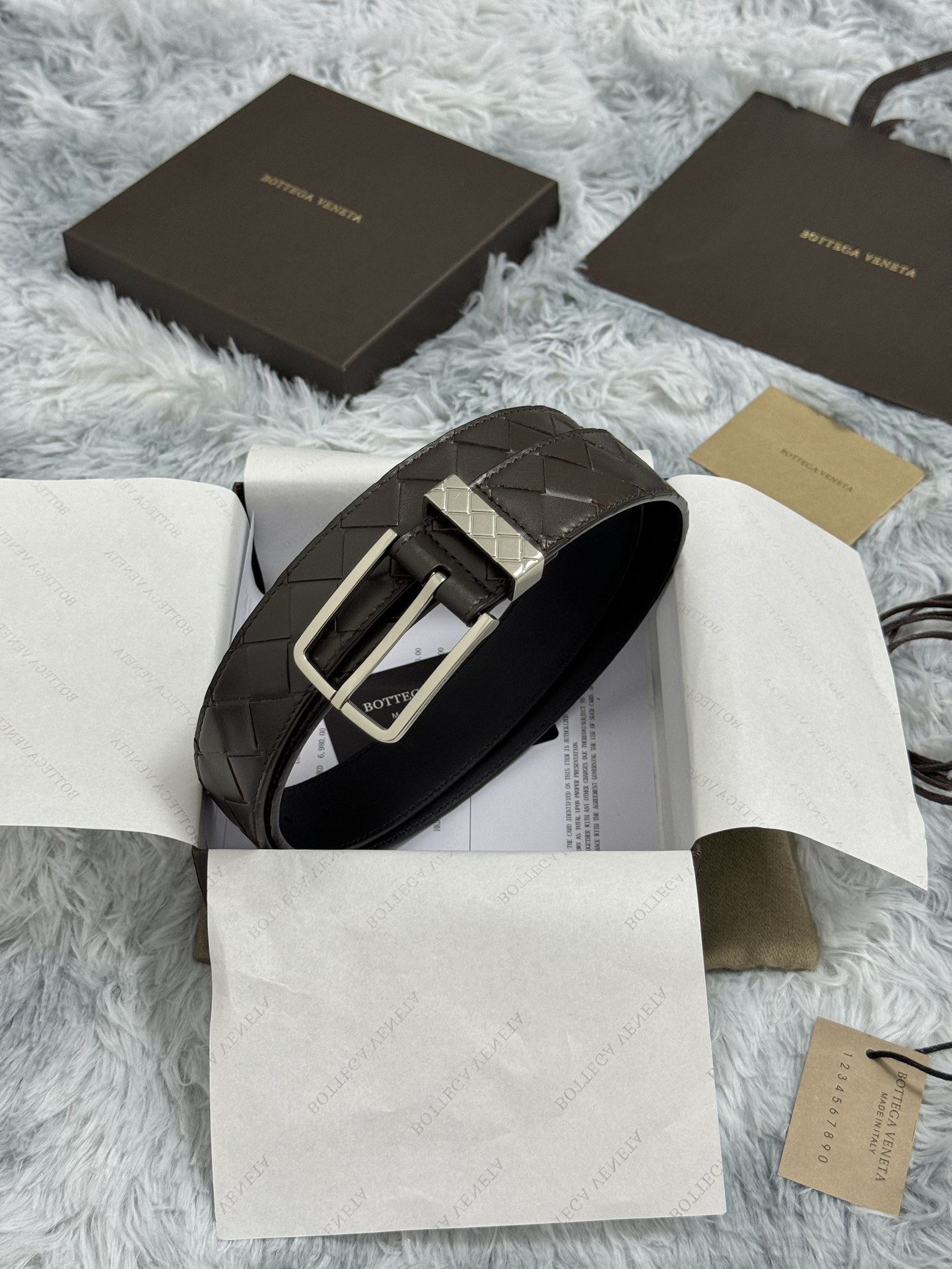 BOTTEGA VENETA   3.5cm   
手工編織牛皮經典之作
每個細節都體現出至高的品味和格調
整體造型增添優雅韻味  
低調奢華的典範
優雅迷人氣息
精緻的手工藝製作。
