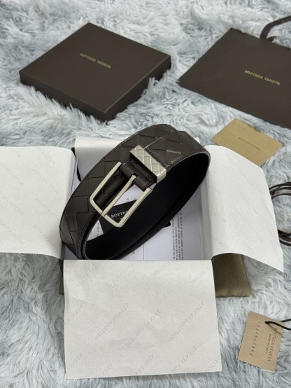 BOTTEGA VENETA   3.5cm   
手工編織牛皮經典之作
每個細節都體現出至高的品味和格調
整體造型增添優雅韻味  
低調奢華的典範
優雅迷人氣息
精緻的手工藝製作。