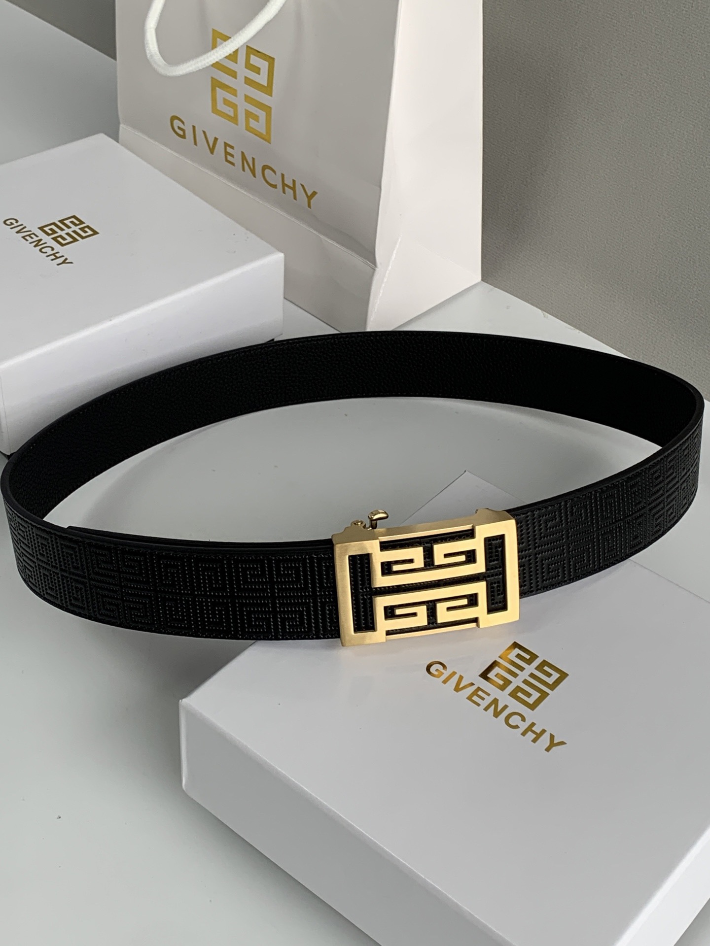 【紀梵希】新款男士 頭層小牛皮黑色壓花腰帶，內襯荔枝紋底，寬38毫米.搭配不鏽鋼經典4G自動扣.商務服裝造型的完美搭配。永恆經典！