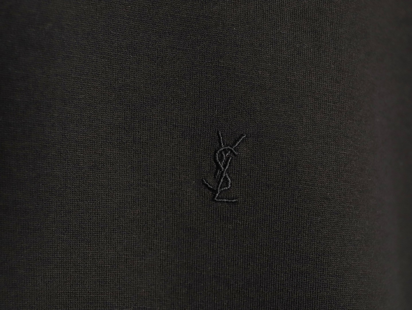 🔝SAINT LAURENT聖羅蘭SLP 小標純色徽標短袖T恤
正品購入開發，50支雙股精品賽爾棉170克，1*1拉架羅紋280克，進口刺繡，面料酵洗，定制1：1商標，寬松版型
B Size：S-XL