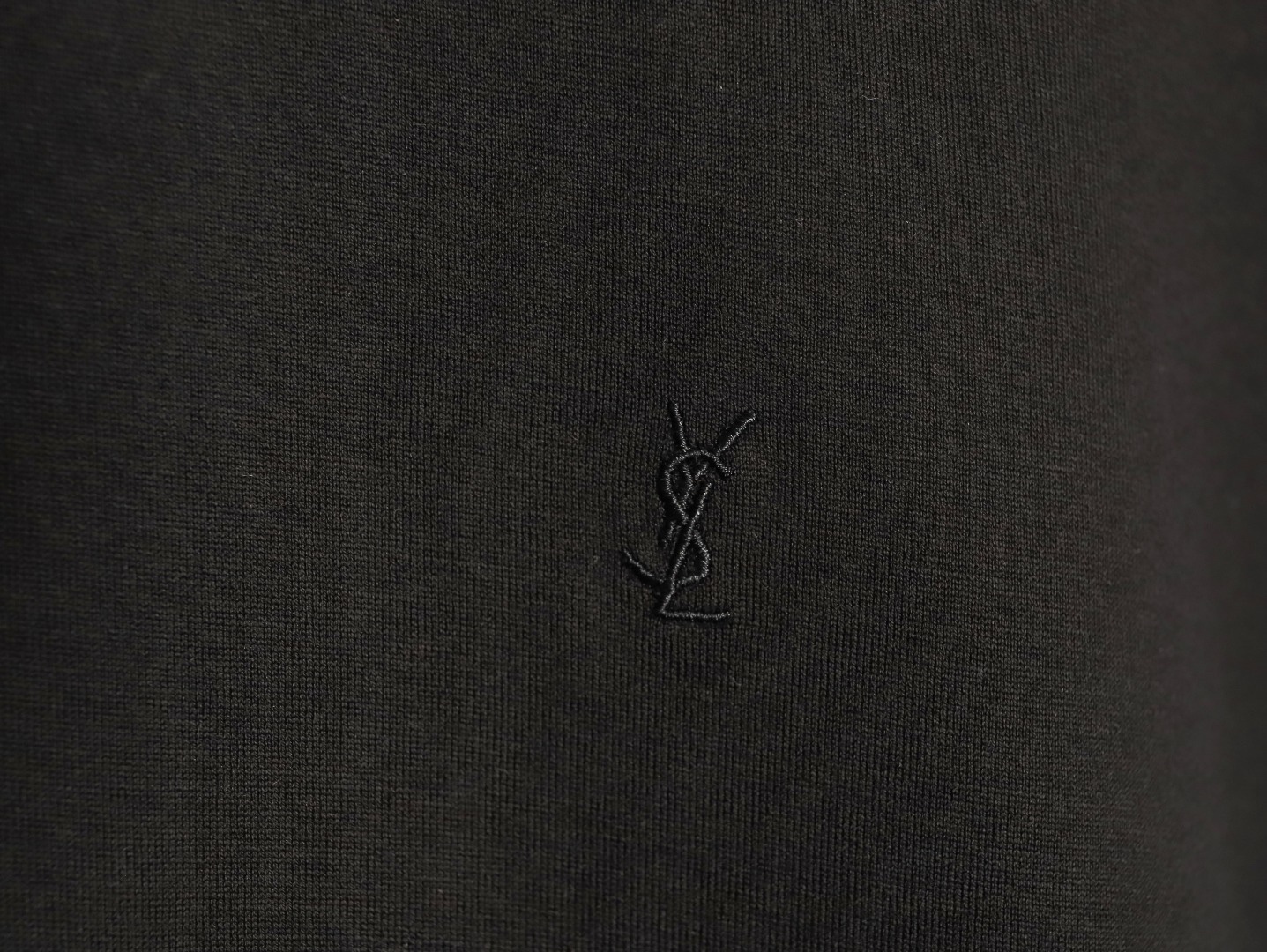 🔝SAINT LAURENT聖羅蘭SLP 小標純色徽標短袖T恤
正品購入開發，50支雙股精品賽爾棉170克，1*1拉架羅紋280克，進口刺繡，面料酵洗，定制1：1商標，寬松版型
B Size：S-XL