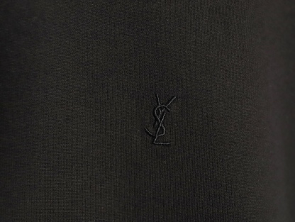 🔝SAINT LAURENT聖羅蘭SLP 小標純色徽標短袖T恤
正品購入開發，50支雙股精品賽爾棉170克，1*1拉架羅紋280克，進口刺繡，面料酵洗，定制1：1商標，寬松版型
B Size：S-XL
