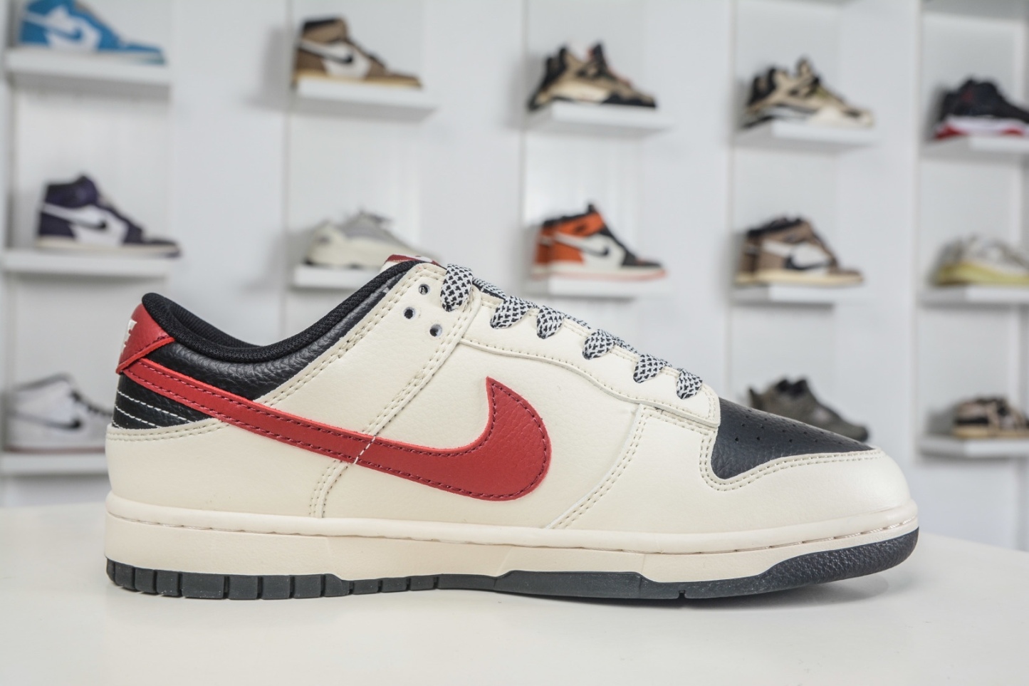 Nike SB Dunk Low 馬年限定聯名-白黑紅三鈎 
貨號:MY9969 905
尺碼：36 36.5 37.5 38 38.5 39 40 40.5 41 42 42.5 43 44 44.5 45