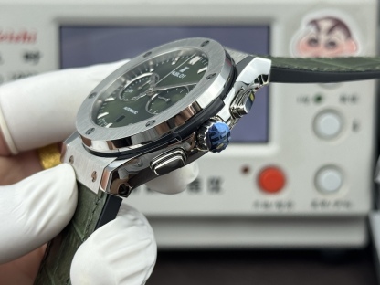 （实拍圖）升級版宇舶hublot恆寶表經典融合CLASSIC FUSION系列，直徑45mm，表殼316L精鋼，耐磨藍寶石玻璃，施華洛世奇鑽石鑲嵌，進口搭載進口7750多巧能計時機芯，還原原裝所有功能，在不同的時空共鳴，如繪畫，如音樂，如時計，獨一無二的HUBLOT最配獨一無二的他，經典融合計時腕表。