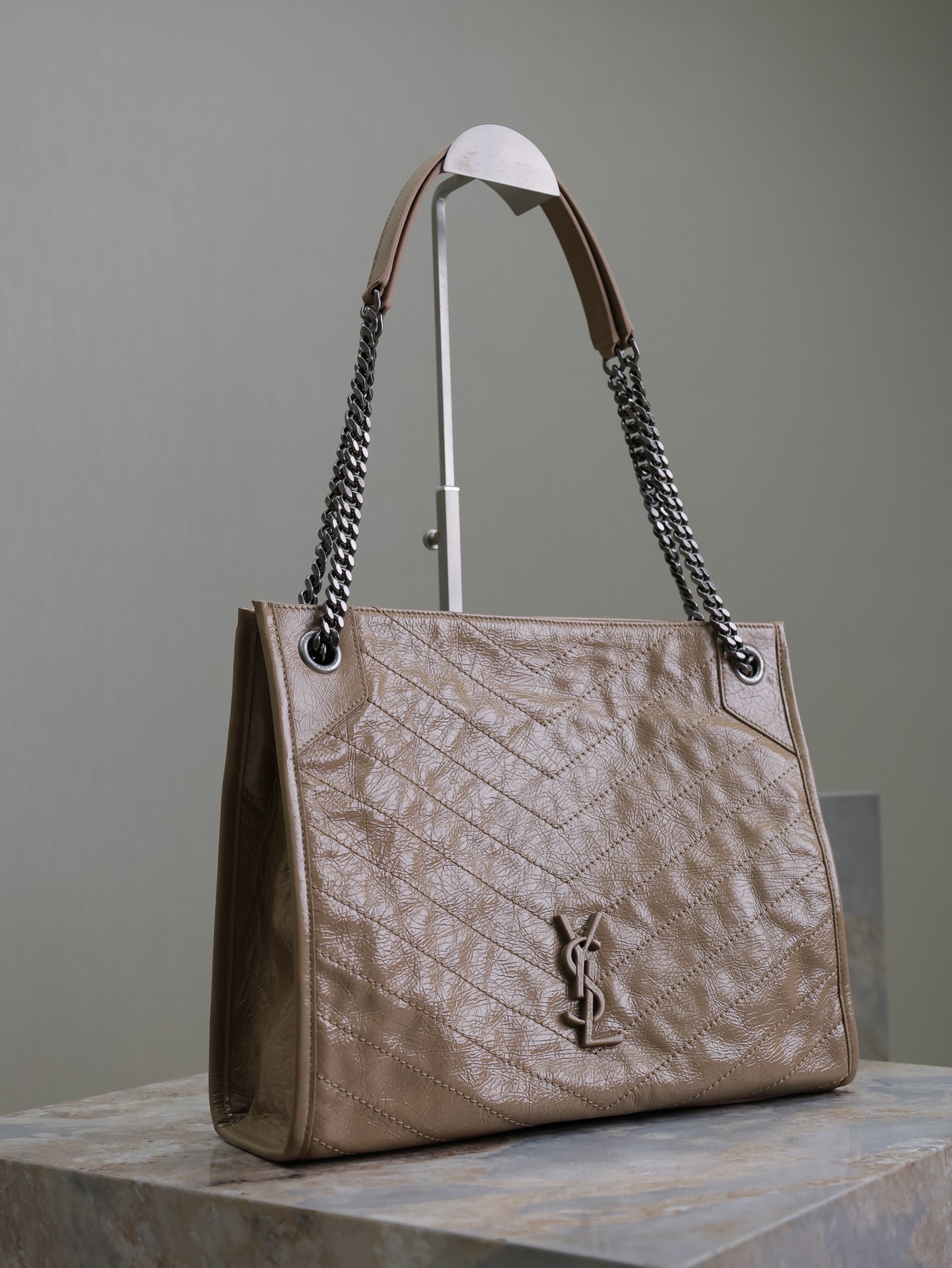 杏色·
Niki shopping bag_
意大利進口抓皺油蠟牛皮，五金是全牛皮包裹，工藝十分精湛！包袋中間有磁吸扣，保障了包包使用的安全性；內里有一拉鍊隔層及敞口插槽設計可放手機及零錢卡片，方便拿取，不會出現因為是大包而出現找不到東西的情況；包包自重非常輕，容量又足夠大，公文包、旅行包、購物袋、媽媽包隨意切換，實用性爆表！
型號：577999
尺寸：33x27x11.5cm