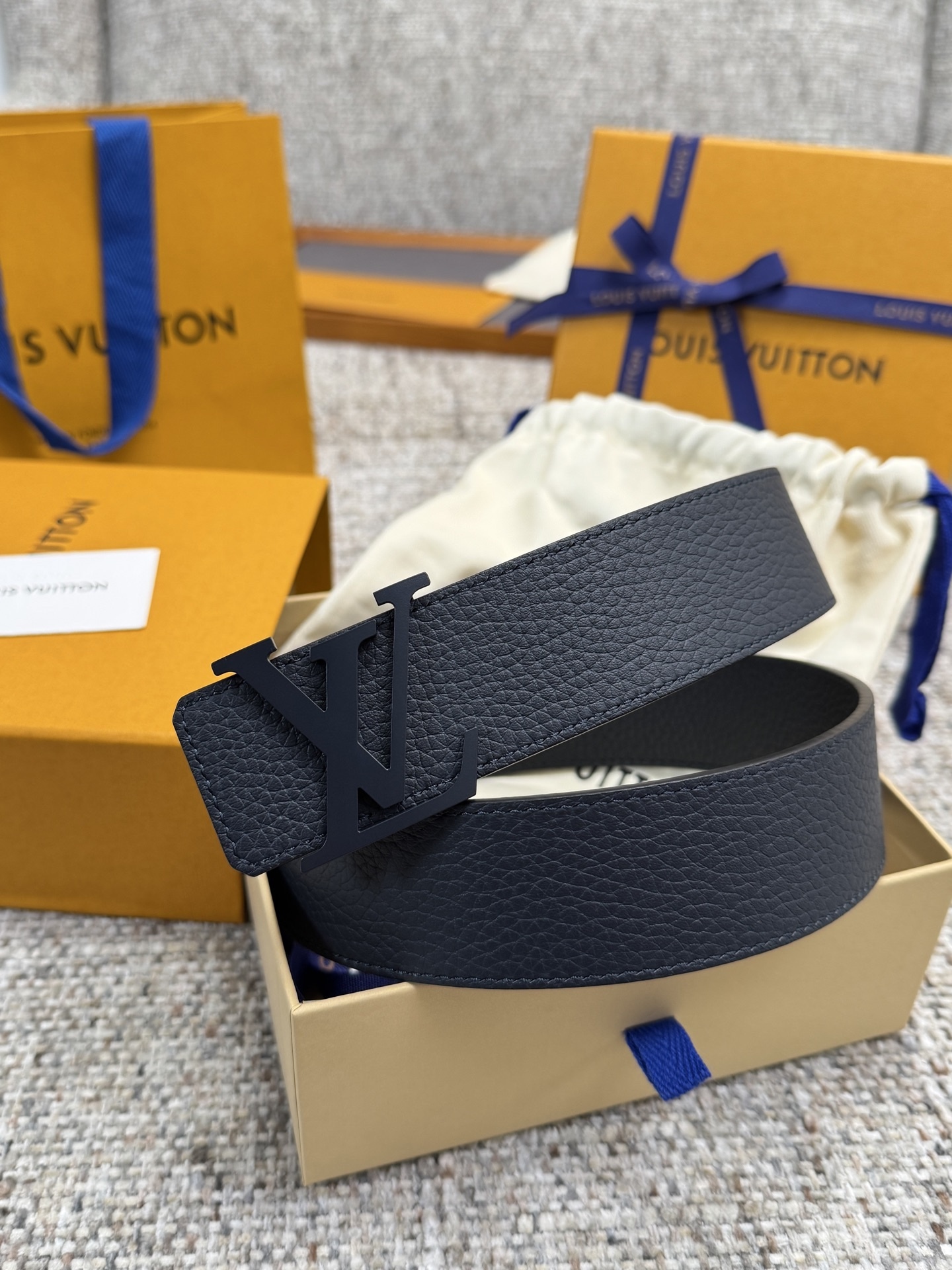 
Louis Vuitton LV腰带 荔枝纹皮底系列 原厂五金 精致手工绘边 柔软舒适 宽4.0