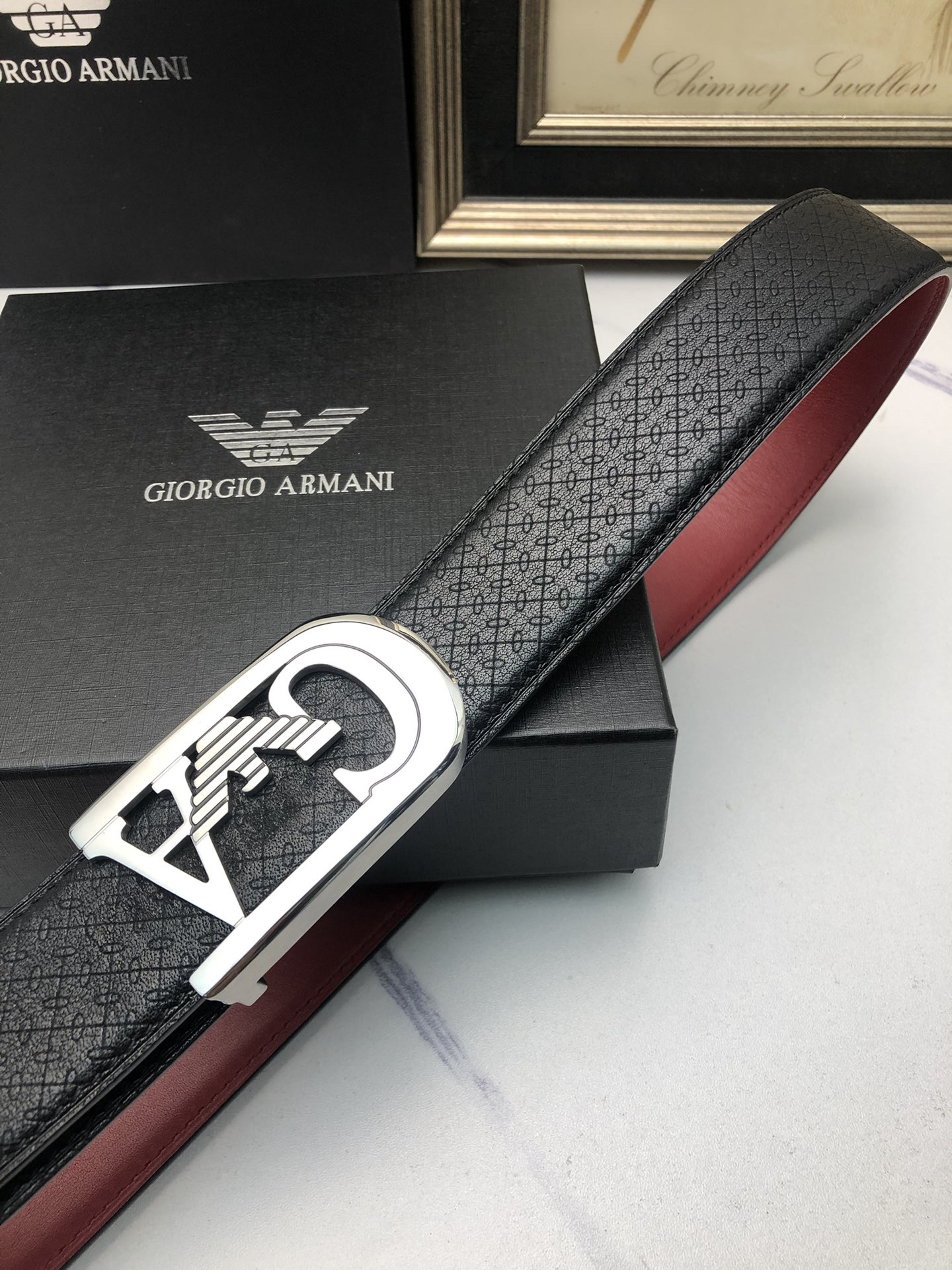 阿曼妮：原單頭層小牛皮燙印花紋，內襯平紋牛皮底，營造織紋外觀。飾以標誌原單扣。專櫃寬度4.0