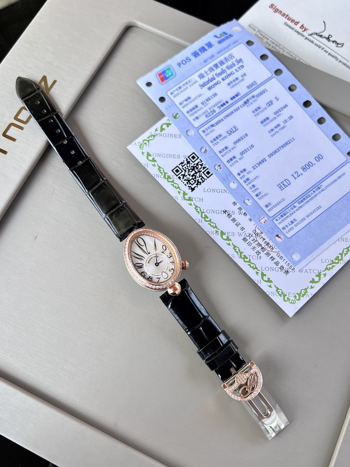 優雅出品史上最強復刻女表——寶璣那不勒斯皇后  黃金殼  系列驚艷登場，修正市場版本的所有不足，高貴典雅，盡顯女王風範！
【表殼】腕表尺寸分別為中號36.5x28.5毫米 小號33 x 25毫米
鵝卵形表殼高雅大氣，表殼外緣飾有錢幣紋。表圈和表殼周圍鑲嵌共117顆施華洛水晶（約0.99克拉）。表冠處鑲有一顆梨形晶石（約0.26克拉）
【精彩細節】
1.與原裝吻合，在表殼背部均打有貴金屬標識，效果清晰工整，彰顯腕表檔次。2.穹面玻璃，從側面看不僅有魚眼效果，還能折射鑽石帶來的璀璨光芒，更顯腕表高貴血統。
3