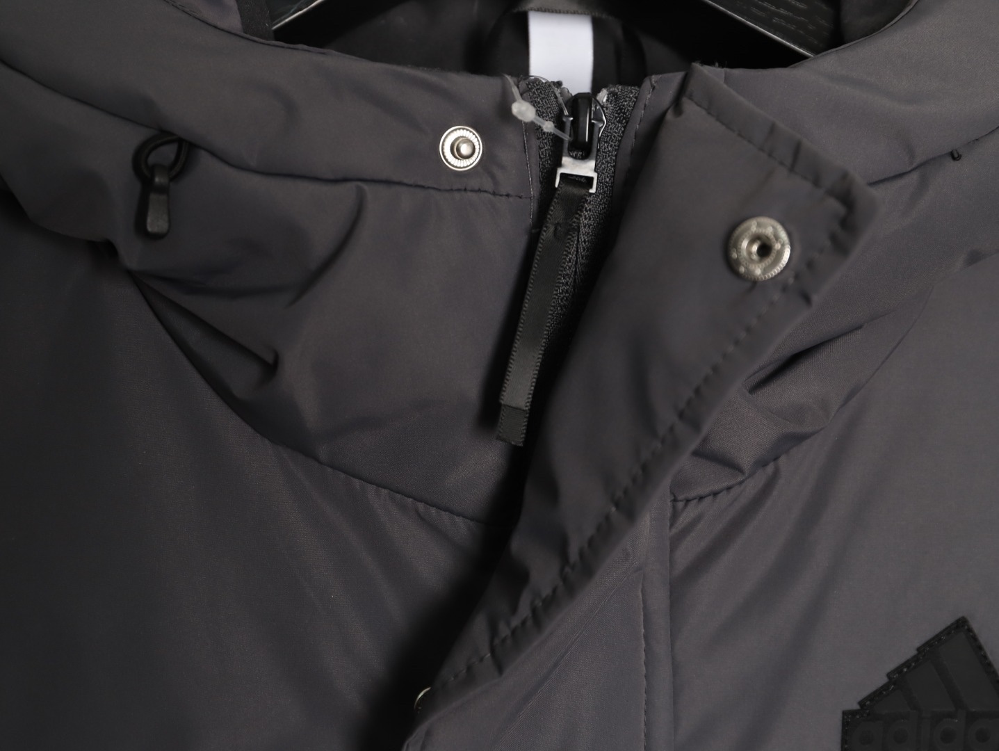 Adidas 阿迪達斯 三條槓保暖專櫃長款落肩款羽絨服
明星同款阿迪羽絨服 adidas 休閒舒適保暖長款羽絨服 男女同款  面料採用原版定制防水防靜電布料 內里採用尼龍雙層封禁設計 過膝長款設計超級保暖 分區填充300克標準80白鴨絨 蓬松度超好 輕便不厚重 拉鍊帶有定制logo 袖子側邊經典三條槓 內里配備口袋 胸前刺繡硅膠小標 清晰立體又飽滿 袖口鬆緊設計更加防風保暖 下擺按扣設計可隨意調節 方便戶外行動 寬松的版型不挑人 穿上就是行走的棉被 絲毫不懼寒冬 
L SIZE:S-XL