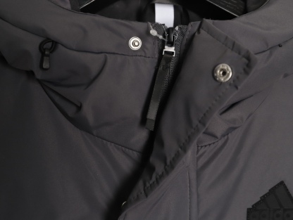 Adidas 阿迪達斯 三條槓保暖專櫃長款落肩款羽絨服
明星同款阿迪羽絨服 adidas 休閒舒適保暖長款羽絨服 男女同款  面料採用原版定制防水防靜電布料 內里採用尼龍雙層封禁設計 過膝長款設計超級保暖 分區填充300克標準80白鴨絨 蓬松度超好 輕便不厚重 拉鍊帶有定制logo 袖子側邊經典三條槓 內里配備口袋 胸前刺繡硅膠小標 清晰立體又飽滿 袖口鬆緊設計更加防風保暖 下擺按扣設計可隨意調節 方便戶外行動 寬松的版型不挑人 穿上就是行走的棉被 絲毫不懼寒冬 
L SIZE:S-XL