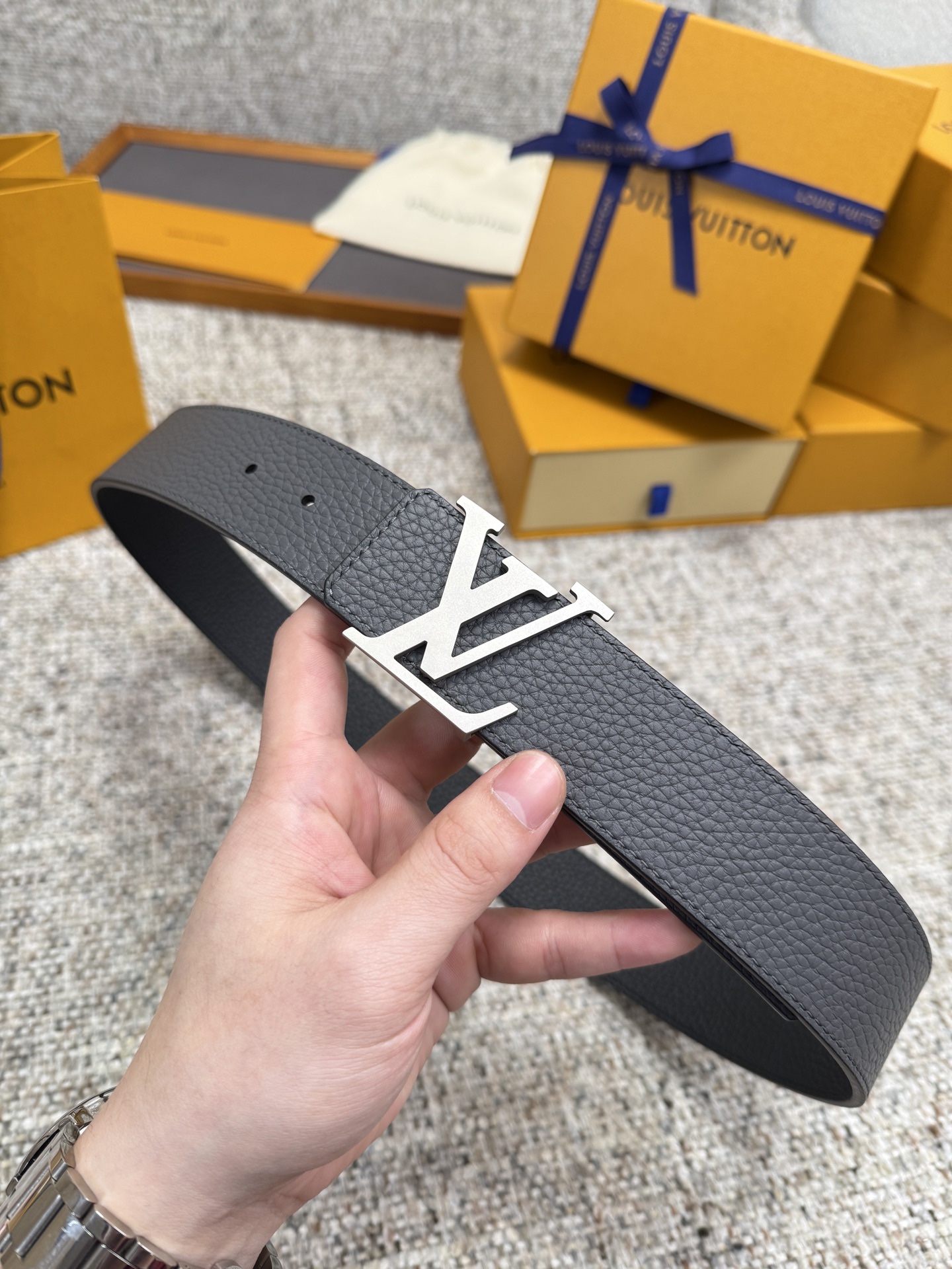 
Louis Vuitton LV腰带 荔枝纹皮底系列 原厂五金 精致手工绘边 柔软舒适 宽4.0