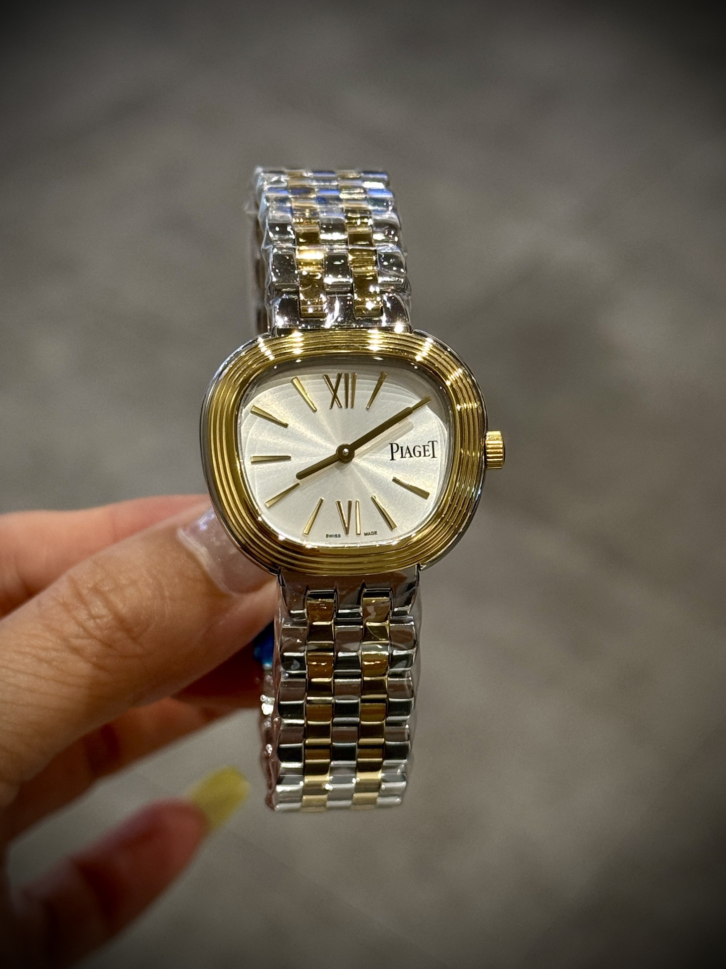 A8 factory•伯爵全新腕表 ﻿ #PiagetSixtie鎏金悅影系列 ﻿ 在瑞士鐘錶展「鐘錶與奇跡」閃亮登場！這款腕表游走於非凡制表工藝與黃金工藝之間，簡直是時尚與藝術的完美結合。Sixtie腕表採用獨特的梯形設計，重新詮釋1960年代末大膽華麗的風格，展現出獨特的魅力與優雅。
✨Sixtie系列腕表
✨直徑29毫米,
✨CNC數控雕刻精鋼梯形表殼
✨專櫃同步超薄厚度僅僅7mm
✨銀色太陽緞面打磨錶盤
✨316L精鋼錶鏈,搭載伯爵進口石英機芯  
認准A8出品！必屬精品！大廠品質！歡迎轉載！