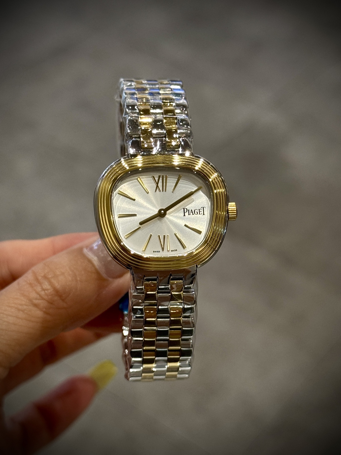 A8 factory•伯爵全新腕表 ﻿ #PiagetSixtie鎏金悅影系列 ﻿ 在瑞士鐘錶展「鐘錶與奇跡」閃亮登場！這款腕表游走於非凡制表工藝與黃金工藝之間，簡直是時尚與藝術的完美結合。Sixtie腕表採用獨特的梯形設計，重新詮釋1960年代末大膽華麗的風格，展現出獨特的魅力與優雅。
✨Sixtie系列腕表
✨直徑29毫米,
✨CNC數控雕刻精鋼梯形表殼
✨專櫃同步超薄厚度僅僅7mm
✨銀色太陽緞面打磨錶盤
✨316L精鋼錶鏈,搭載伯爵進口石英機芯  
認准A8出品！必屬精品！大廠品質！歡迎轉載！