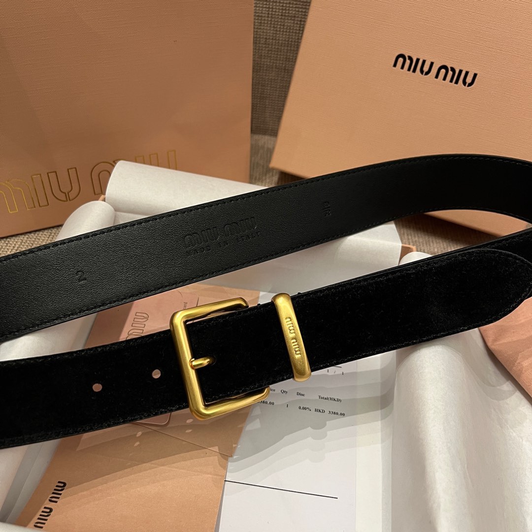MiuMiu 今年大爆款上新‼️‼️
皮質絨面 冬天超適合絨絨的
這就是野性與可愛結合的反差美！
關但寬度粗 腰頭大 有一種野性與可愛結合的反差美～
炎名系上有甜酷甜酷的氛圍感喔#
寬度 ：3.5cm