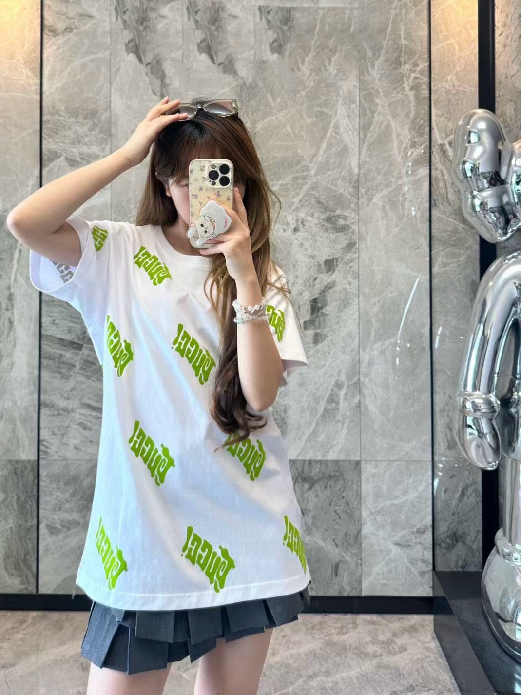 Gucci/古馳 25ss 綠色發泡印花短袖
GUCCI新款T恤採用重磅白色針織棉製成，通體檸檬綠Gucci刺繡倍添清新氣息。
A Size:S-XL