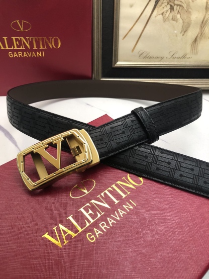 華倫天奴：原單頭層牛皮燙印花紋面，內襯頭層小牛皮底，搭配原單自動扣，可裁剪的自動帶，此款腰帶面雙採用意大利原定廠制進口牛皮帶身 ，對專版櫃足寬3.5