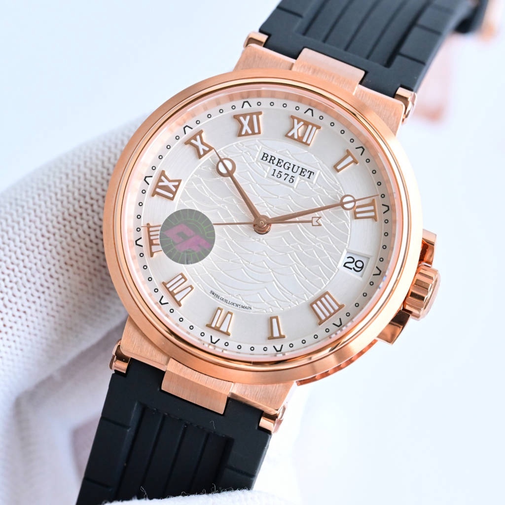 CF新品發佈會，寶璣-Breguet
航海MARINE航海系列5517款腕表，航海天文鐘的起源作品，“時計本是兵家利器”說的就是這款腕表，鐘錶界的巨作。工廠全面抄寫原裝數據，98%還原殼型字面，彰顯原裝優雅硬朗的氣質，原裝同款777A自動機械機芯，鐫刻獨立編號與寶璣先生簽名。直徑40毫米。正反均為藍寶石防刮玻璃，旋入式防水錶冠。實測防水深度100米。搭配飾有太陽放射紋錶盤，配裝進口天然橡膠錶帶，以零頭的價格給您帶來原裝超值體驗。