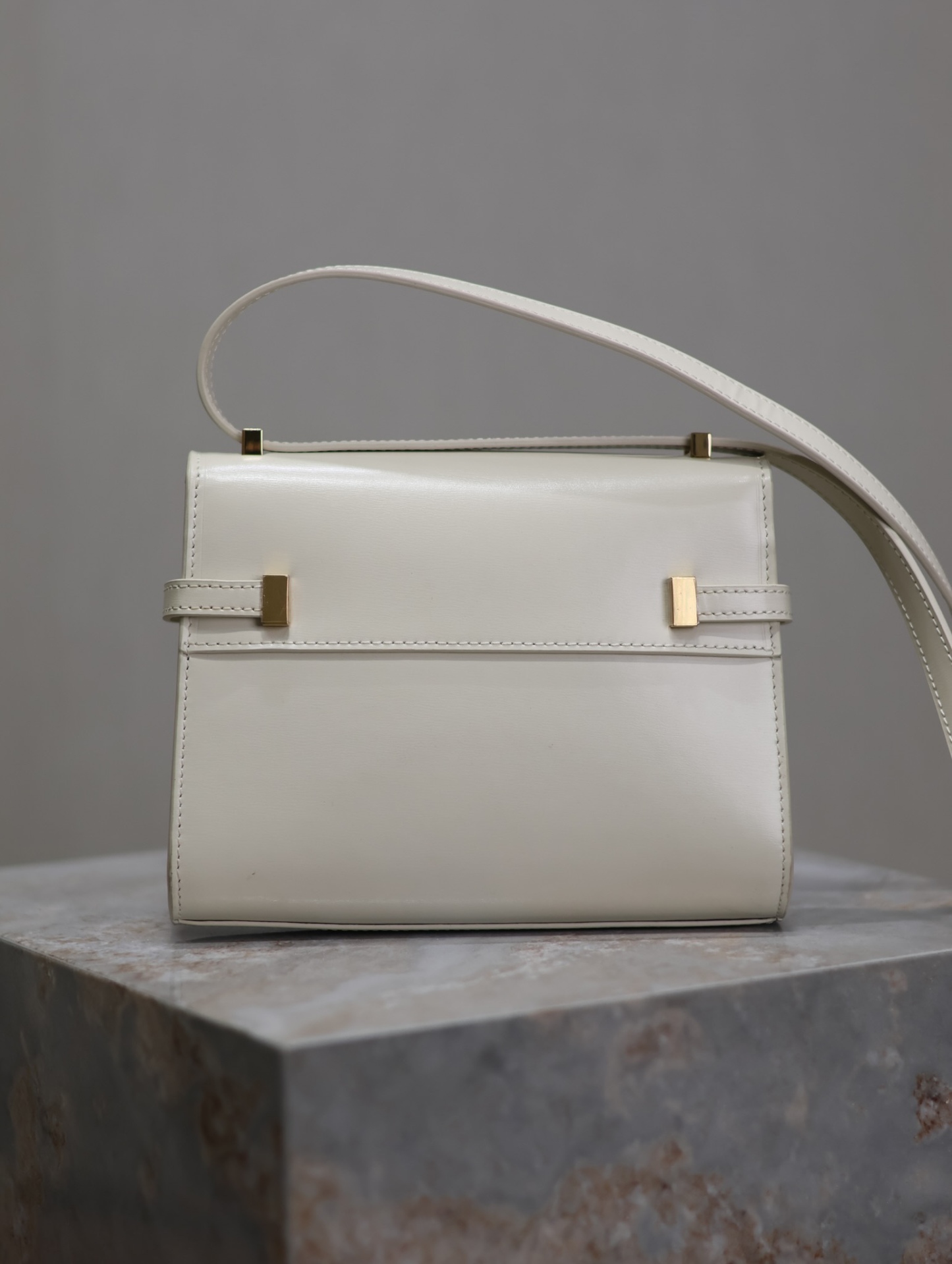 Manhattan mini_腋下/斜挎包
曼哈頓的經典造型，給人一種氣場很大的感覺！全包採用原廠牛皮精心製作，翻蓋中央的金屬搭扣是曼哈頓系列的標誌性元素，包內有一卡袋，無其他多餘隔層，所以自重超級輕！可以肩背 斜挎及腋下背法。整體風格幹練又率性，是超級簡約耐看又大方的款式！
型號：727766
尺寸：19×14×4cm