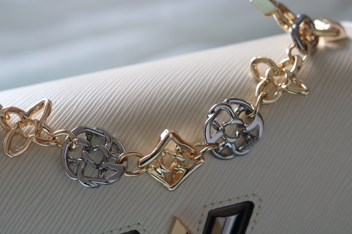 原版品質[玫瑰]歡迎貨比三家[玫瑰]款號：50391/22773/22774/23074/22768[玫瑰][玫瑰][玫瑰]本款Twist中號手袋將品牌標誌性Monogram花卉精巧融入裝飾鏈條，與雙色鎖扣相互呼應，優雅詮釋當季 TwistedFlowers主題。內貼袋之一配有可拆卸鏡子。
23x17x9.5釐米(長度x高x寬) Epi粒面皮革牛皮革飾邊牛皮革內襯金屬件
LVTwist扭鎖
內貼袋，配有可拆卸鏡子後側內貼袋
大號前內袋配有拉鍊袋肩帶:可拆卸，可調節包帶半長:350釐米
