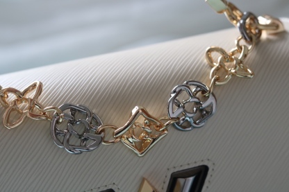 原版品質[玫瑰]歡迎貨比三家[玫瑰]款號：50391/22773/22774/23074/22768[玫瑰][玫瑰][玫瑰]本款Twist中號手袋將品牌標誌性Monogram花卉精巧融入裝飾鏈條，與雙色鎖扣相互呼應，優雅詮釋當季 TwistedFlowers主題。內貼袋之一配有可拆卸鏡子。
23x17x9.5釐米(長度x高x寬) Epi粒面皮革牛皮革飾邊牛皮革內襯金屬件
LVTwist扭鎖
內貼袋，配有可拆卸鏡子後側內貼袋
大號前內袋配有拉鍊袋肩帶:可拆卸，可調節包帶半長:350釐米
