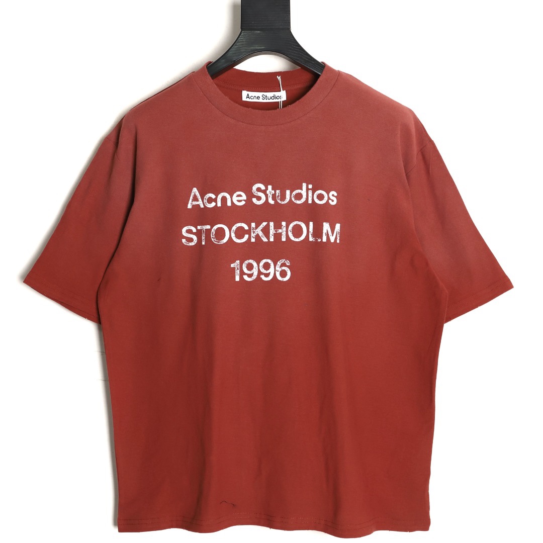 🔝Acne Studios 26SS 1996字母印花短袖T恤
面料是定制定染的32支220g原版双纱棉，胚布经过高盂环保染色，裁大货前还要进行高温环缩水，降低缩水率的同时使得手感更柔软舒适，印花方面必须五层胶浆，第一遍必须为进口打底浆，填平布料上极为细小的线洞，再由高温床烤干再剧颇色，采用油墨因热平网印花，一共刷五层，每一层间隔为时间为30分钟，才能保证出来的成品保持原版的质感，全套开发辅料
尺码：S-XL