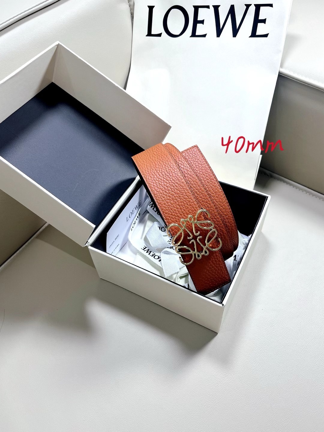 羅意威LoEWE 4.0cm正反兩穿腰帶，選用壓紋牛皮革製成，反復Anagram圖案