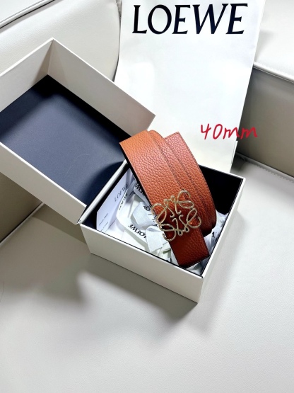 羅意威LoEWE 4.0cm正反兩穿腰帶，選用壓紋牛皮革製成，反復Anagram圖案