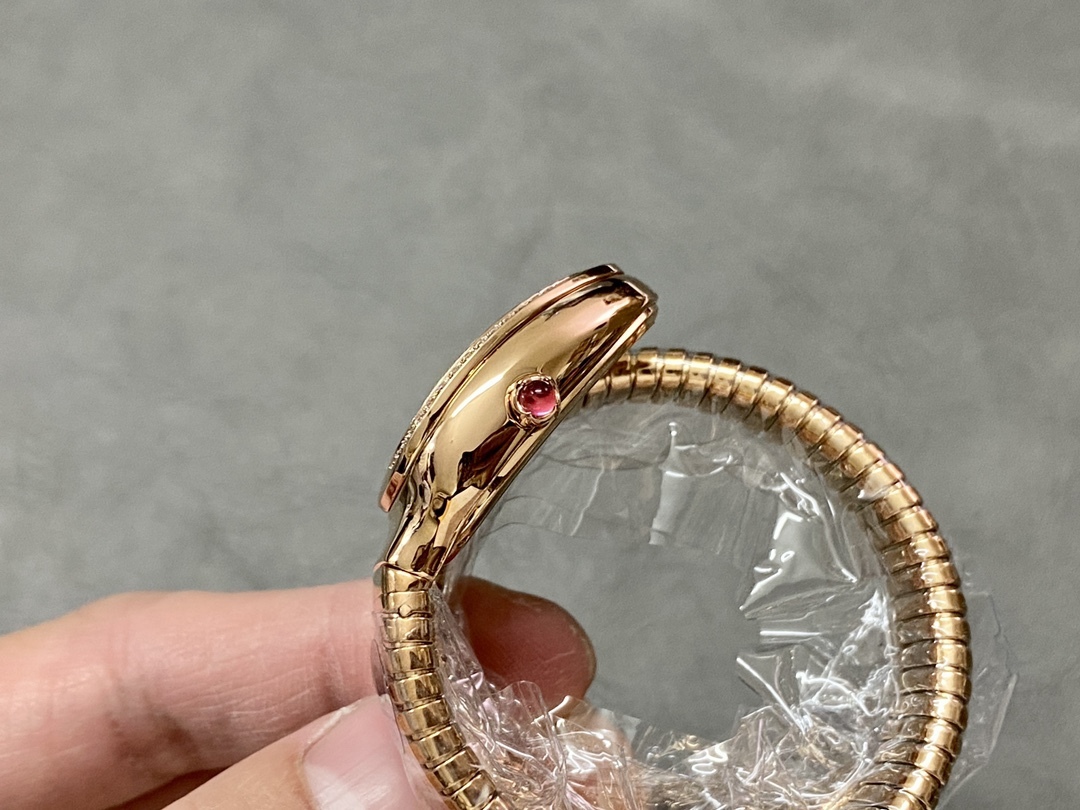 BV出品 市面最高版本，完美復刻 寶格麗 蛇形經典，35mm精緻細膩的做工達到與正品互換的水平[色]白富美專屬🔥蛇形手錶絕對是寶格麗的獨創產品，屬於寶格麗SERPENTI系列。這種手鐲與鐘錶的結合品，自二十世紀四十年代誕生以來便是性格最鮮明的品牌象徵。有不少朋友都看過1962年拍攝的老版《埃及艷後》吧?演員伊麗莎白·泰勒所佩戴的就是一款定制的蛇形腕表。時至今日，這種精巧獨特的設計依然得到精緻女性的青睞！

