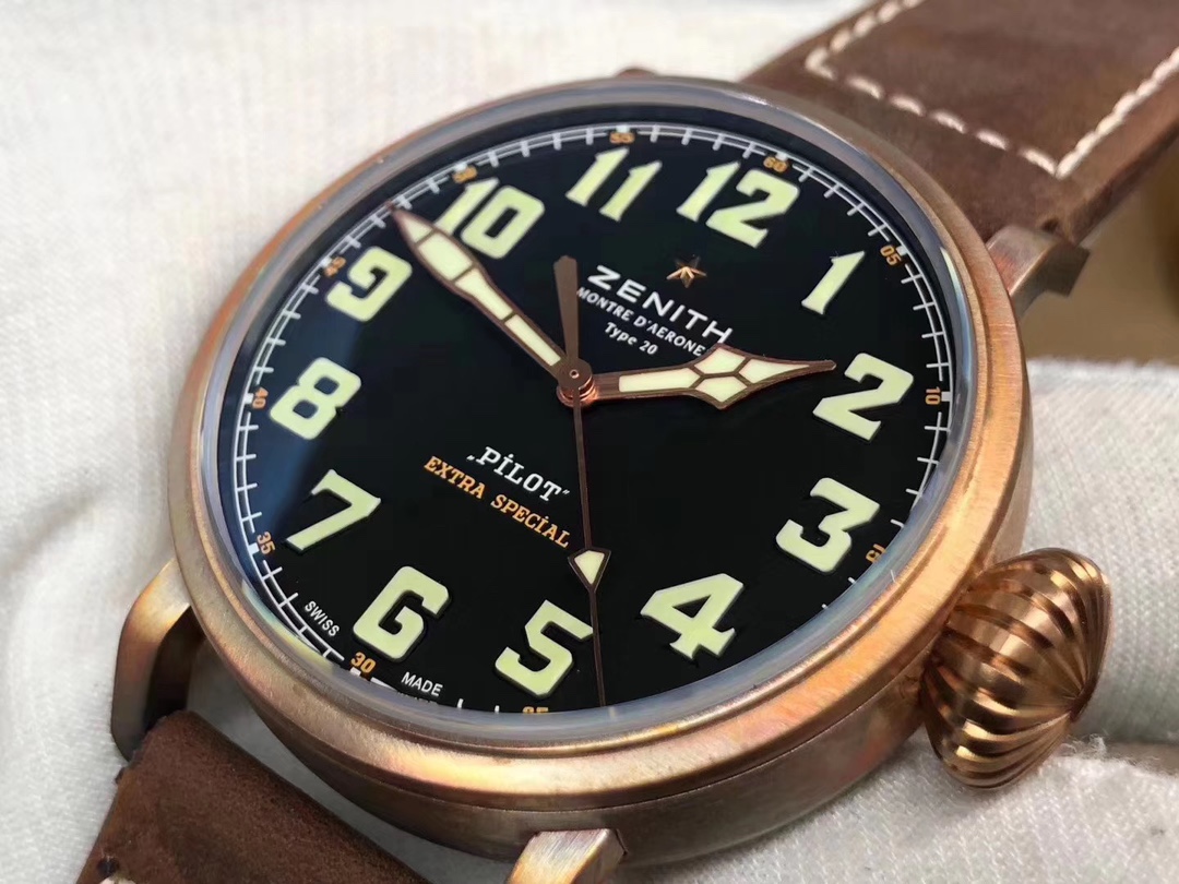 XF真力時飛行員大飛：29.2430.679/21.C753青銅男士腕表，純青銅表殼，2824瑞士機械機芯，瘋馬皮錶帶。振頻：28800每小時振蕩次數，表徑：45毫米