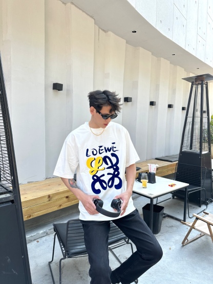 Loewe/羅意威 25ss 塗鴉彩繪植絨印花短袖T恤
260g棉質布料40支雙紗面料，無蝕塵‬毛藝工‬處布理‬面，紡織密度高，垂感佳，不易變形。
厚織感加上緊密紡紗工藝，不會影響Tee的透氣性，成色的飽和度很高
胸前撞色塗鴉彩繪植絨印花工藝
版型上身效果好，百搭好看的一款T恤，寬松版型遮肉顯瘦不挑人
顏色: 白色，黑色
S Size：S-XL