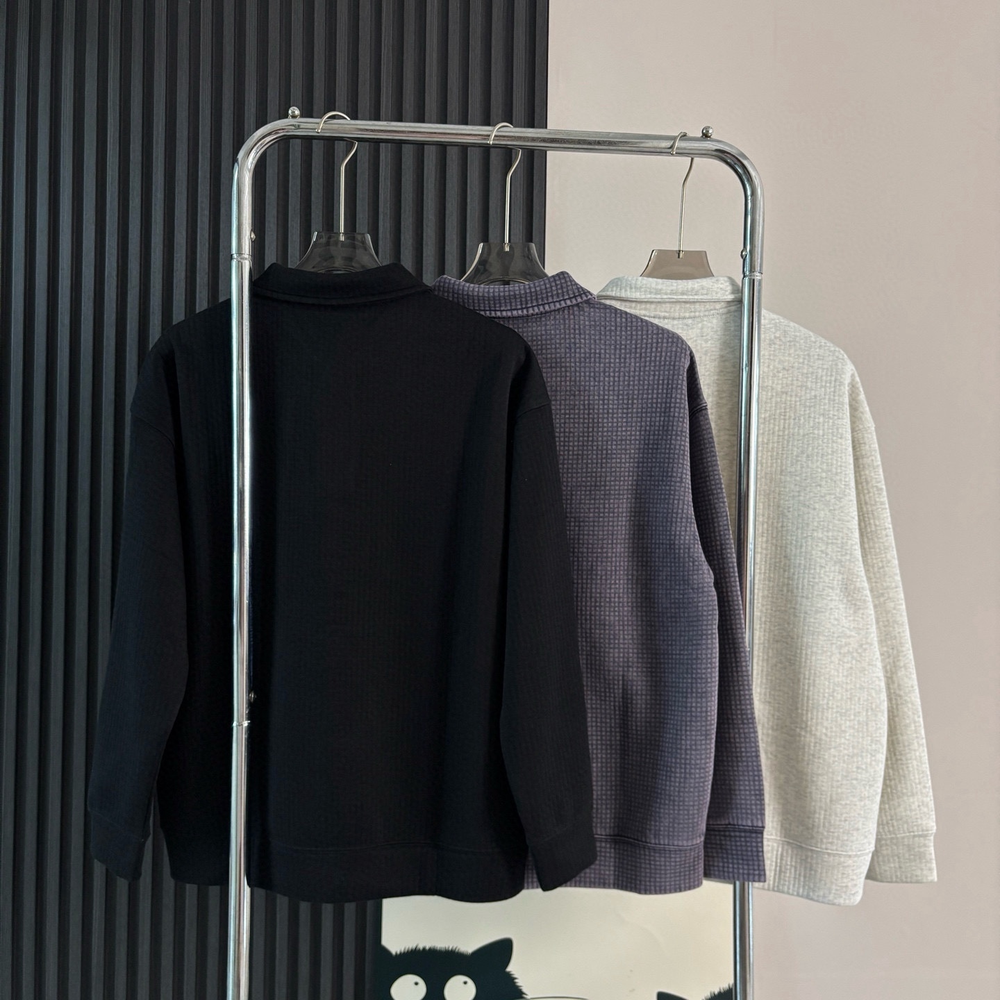 Prada普拉達日系翻領長袖衛衣
原相機📷實拍 質感看得見
水洗做舊工藝，質地軟軟糯糯有質感
版型寬松 遮肉顯瘦 不挑身材
斜紋肌理感泡泡TR優質面料
紋路清晰自然 觸感軟糯舒適 
男女皆可穿可當情侶裝！
質量放心入手不亂吹品質值得信賴

顏色：花灰  黑色  紫灰色
尺碼：M-2XL

尺碼    M     L     XL    XXL   
衣長    69    71    73     75   
胸圍    116  120   124  128
袖長    55    56