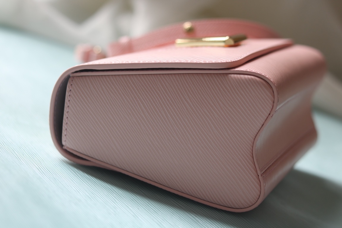 [玫瑰]最新款[玫瑰][玫瑰] 原版品質【獨家實拍 款號:50506/M11723/M11724/M11725 】
 本款 Twist 中號手袋擁有 Epi 皮革的考究肌理，搭配牛皮革內襯和光滑牛皮革飾邊。琺 Monogram 花卉懸掛於纖細鏈條，可拆卸並調節的肩帶實現肩背和斜挎選擇。17 x 9.5 x 23釐米(高 x 寬 x 長度)