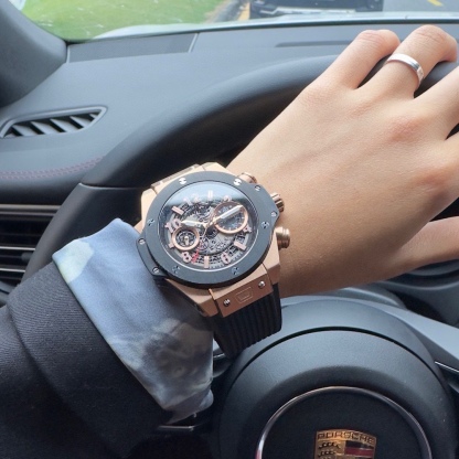 恆寶 Hublot精品男士腕表，勁爆鏤空設計，技藝精湛，獨具匠心，尊貴大氣，紳士風範。採用全自動機械機芯，頂級316精鋼表殼，天然橡膠錶帶，礦物質超強鏡面，尺寸43*13