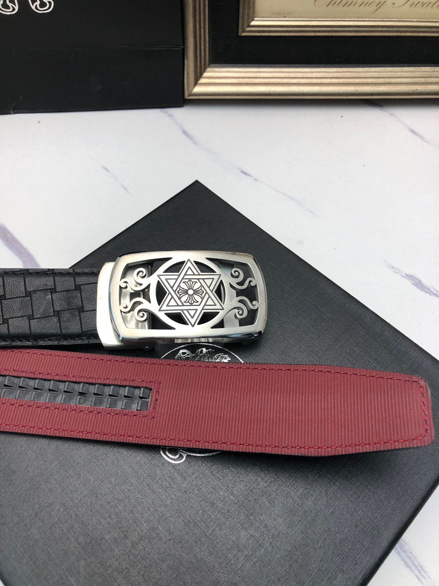 克羅星：原單頭層牛皮燙印花紋面，內襯頭層小牛皮底，搭配原單自動扣，可裁剪的自動帶，此款腰帶面雙採用意大利原定廠制進口牛皮帶身 ，對專版櫃足寬3.5