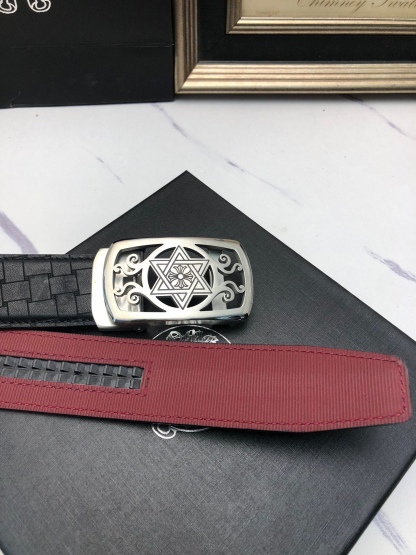 克羅星：原單頭層牛皮燙印花紋面，內襯頭層小牛皮底，搭配原單自動扣，可裁剪的自動帶，此款腰帶面雙採用意大利原定廠制進口牛皮帶身 ，對專版櫃足寬3.5