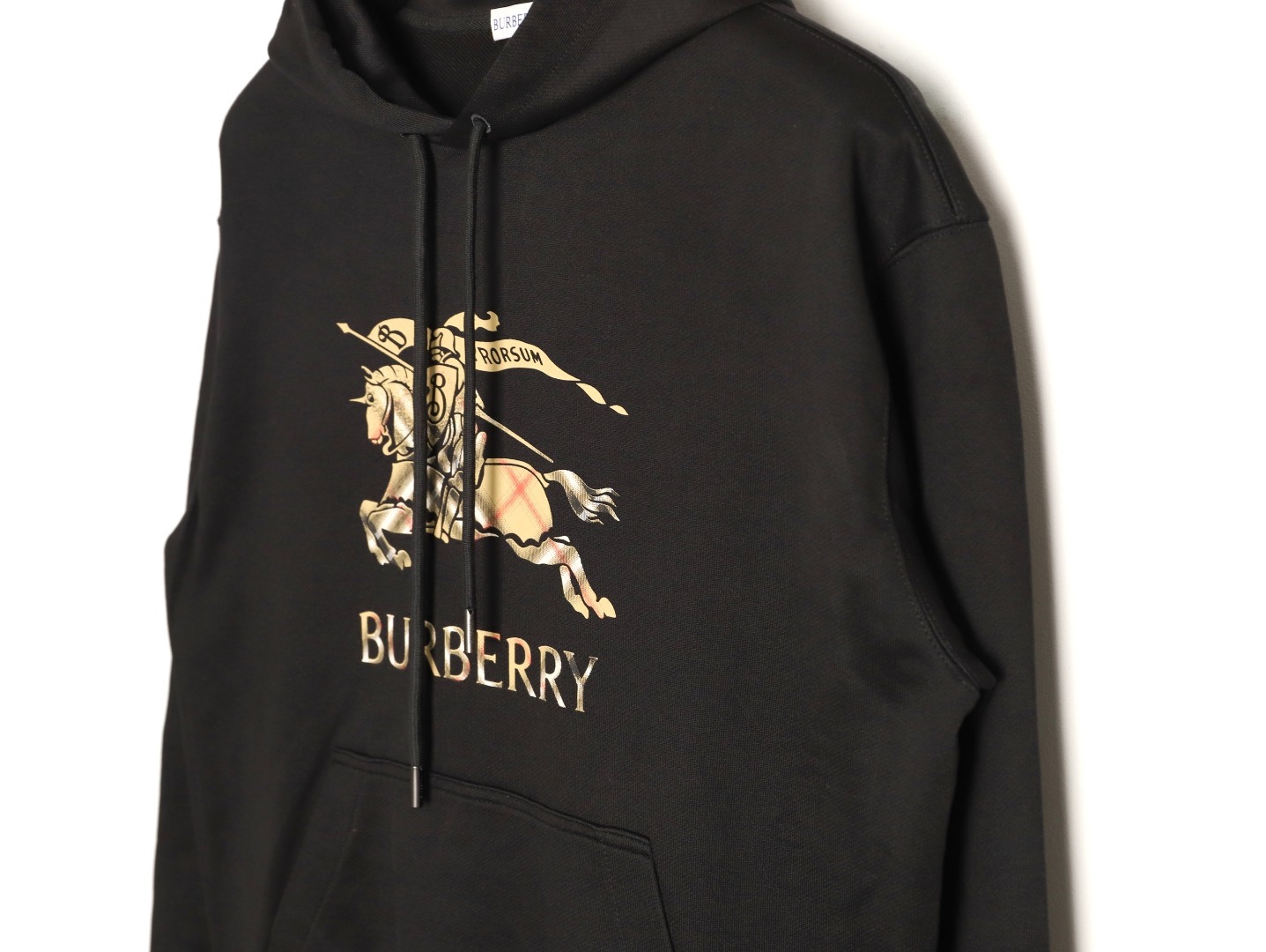 🔝BURBERRY巴寶莉BBR 戰馬格紋漸變馬術騎士連帽衛衣 
原版6350購入，原版面料採用定制，400g反向毛圈底紗 魚鱗布料，螺紋450g雙紗，顏色按布料訂染，原版一致。前胸（EKD）數碼印花工藝，裝飾漸變 Burberry 格紋。繡花雞眼工藝，還原原版。五金獨立開磨刻字。抽繩連帽設計，羅紋針織包邊及絨里收納口袋均採用加固縫製，強化功能耐用性
B Size：S-XL