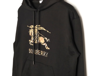 🔝BURBERRY巴寶莉BBR 戰馬格紋漸變馬術騎士連帽衛衣 
原版6350購入，原版面料採用定制，400g反向毛圈底紗 魚鱗布料，螺紋450g雙紗，顏色按布料訂染，原版一致。前胸（EKD）數碼印花工藝，裝飾漸變 Burberry 格紋。繡花雞眼工藝，還原原版。五金獨立開磨刻字。抽繩連帽設計，羅紋針織包邊及絨里收納口袋均採用加固縫製，強化功能耐用性
B Size：S-XL