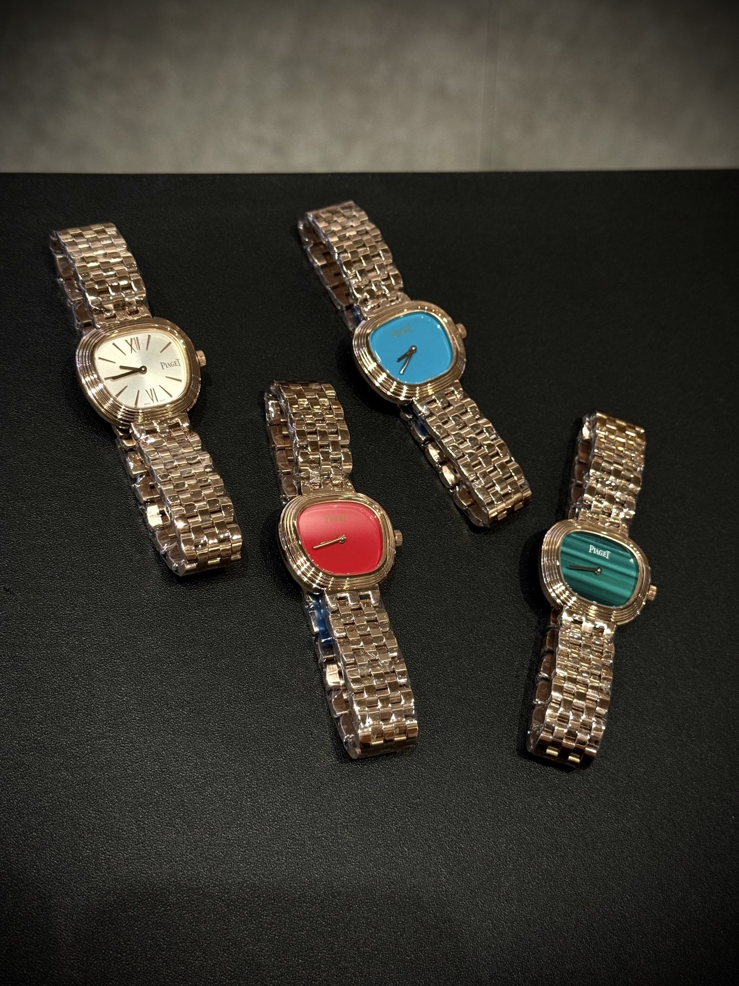 A8 factory•伯爵全新腕表 ﻿ #PiagetSixtie鎏金悅影系列 ﻿ 在瑞士鐘錶展「鐘錶與奇跡」閃亮登場！這款腕表游走於非凡制表工藝與黃金工藝之間，簡直是時尚與藝術的完美結合。Sixtie腕表採用獨特的梯形設計，重新詮釋1960年代末大膽華麗的風格，展現出獨特的魅力與優雅。
✨Sixtie系列腕表
✨直徑29毫米,
✨CNC數控雕刻精鋼梯形表殼
✨專櫃同步超薄厚度僅僅7mm
✨銀色太陽緞面打磨錶盤
✨316L精鋼錶鏈,搭載伯爵進口石英機芯  
認准A8出品！必屬精品！大廠品質！歡迎轉載！