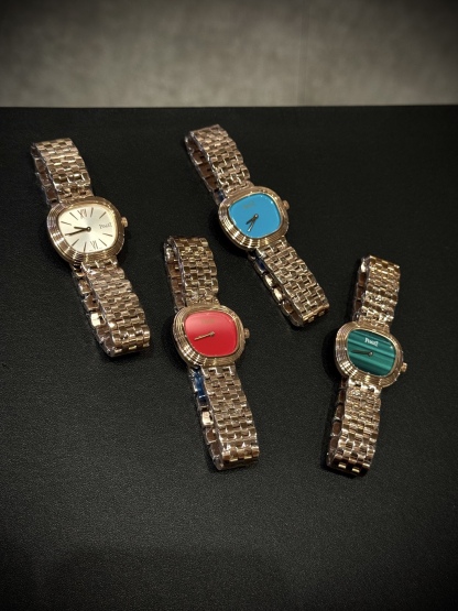 A8 factory•伯爵全新腕表 ﻿ #PiagetSixtie鎏金悅影系列 ﻿ 在瑞士鐘錶展「鐘錶與奇跡」閃亮登場！這款腕表游走於非凡制表工藝與黃金工藝之間，簡直是時尚與藝術的完美結合。Sixtie腕表採用獨特的梯形設計，重新詮釋1960年代末大膽華麗的風格，展現出獨特的魅力與優雅。
✨Sixtie系列腕表
✨直徑29毫米,
✨CNC數控雕刻精鋼梯形表殼
✨專櫃同步超薄厚度僅僅7mm
✨銀色太陽緞面打磨錶盤
✨316L精鋼錶鏈,搭載伯爵進口石英機芯  
認准A8出品！必屬精品！大廠品質！歡迎轉載！