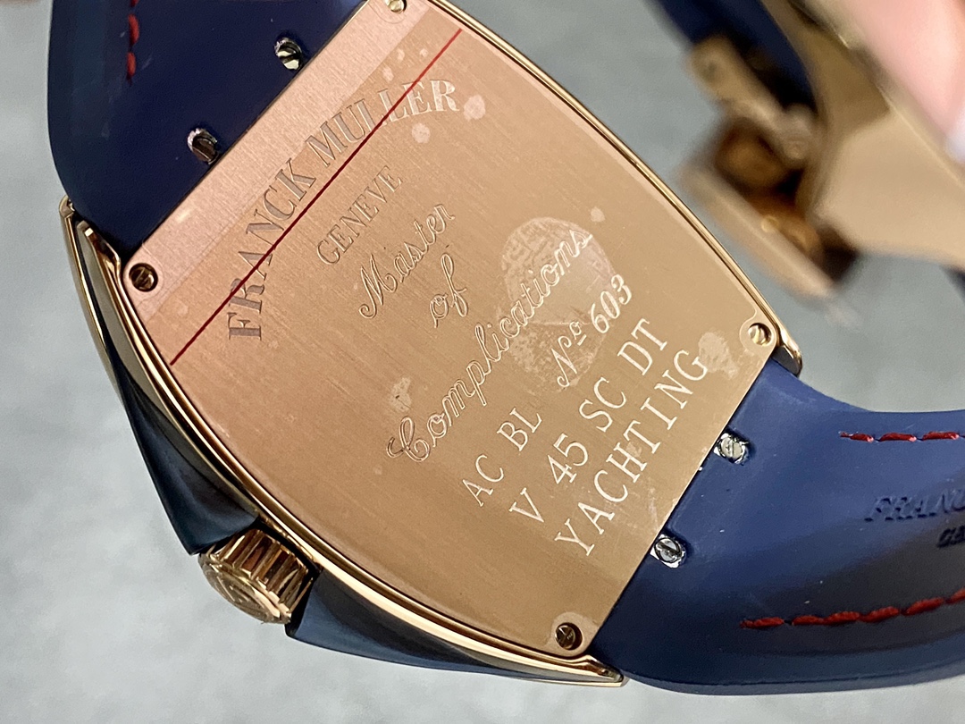 全新 V45 遊艇新款原版復刻鋼帶全新款 
ABF 法蘭克穆勒 最新款獨家定製版 Vanguard腕表 V45 CRAZY HOUR 瘋狂時間系列 比特幣特別限量版 
打破常規 將12個Art Deco式的阿拉伯數字整齊排列 定製版CZ02自動機械機芯 加裝了原先沒有的大秒針 行雲流水 更具時鐘特色 100%原版視覺效果 高級批花時針相隔4個小時 按時間順序跳躍 
原版開模1:1高端定制 三明治表殼結構 配件可以與原版通用 表殼尺寸 44*53.7mm 錶盤和皇冠使這款腕表的運動優雅和獨特美感