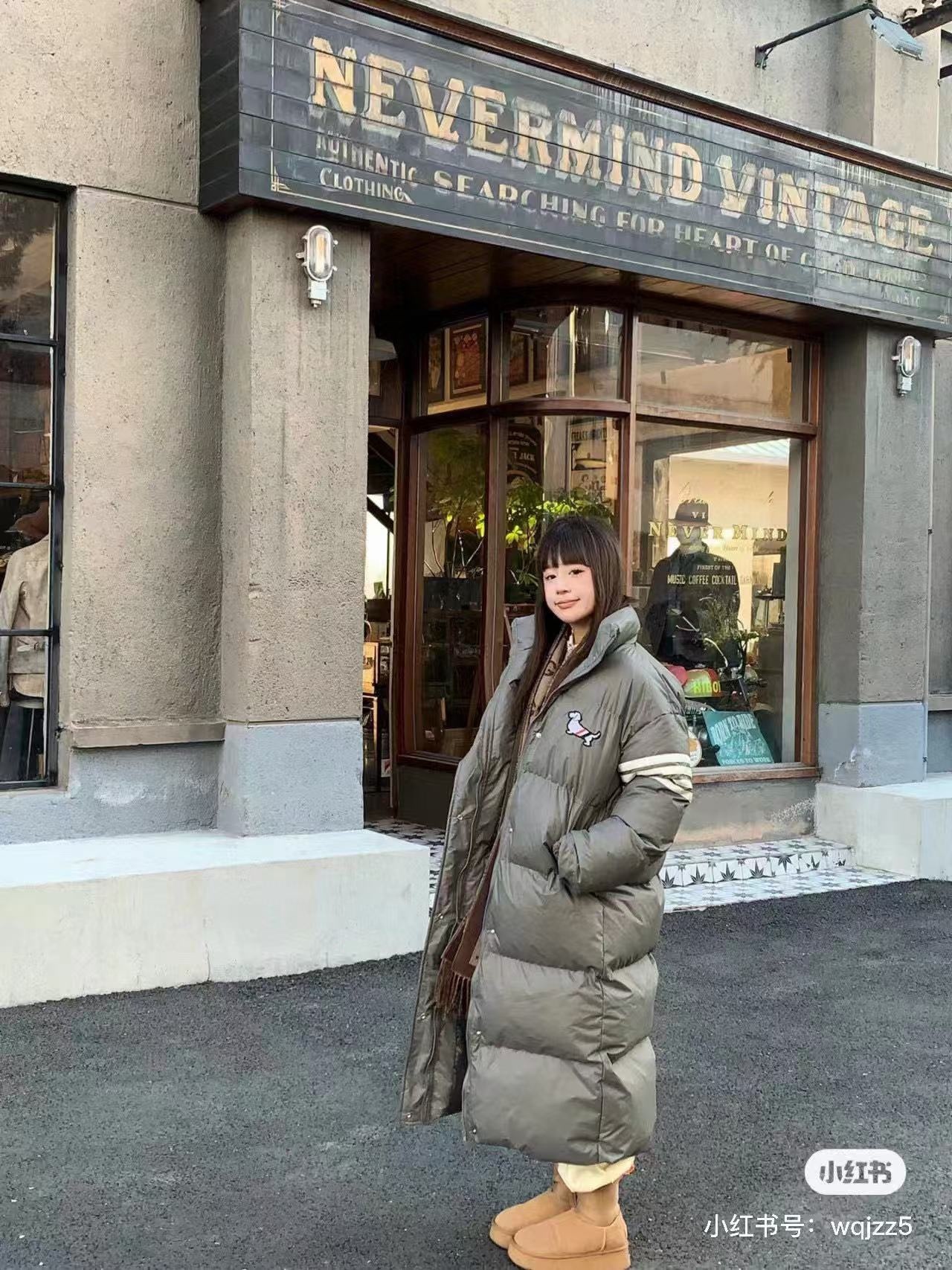 THOM BROWNE/湯姆布朗TB 四槓小狗長款羽絨服
採用進口90鴨絨填充 內外里加雙層內膽不會跑毛 高密度防風抗寒功能性面料 手感柔軟舒適  工藝更是精湛 嚴防鑽絨 採用國際先進的真空充絨技術 增加空氣隔層 不損傷羽線 能保持羽原有的柔軟性、彈性及手感 將羽絨的保暖性發揮到最佳！
N Size：S-M