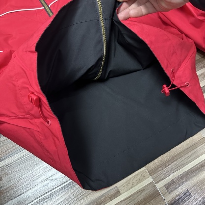 春秋季新款男士夾克外套女士外套夾克雙面穿外套紅色外套阿迪達斯三葉草外套三條槓夾克）
阿迪達斯 Adidas 三葉草兩面穿外套 
​黑紅撞色的外套在秋冬里超吸睛
​設計簡直是性價比王炸，雙面雙風格隨便切換，黑面走復古運動風，紅白條紋領撞色吸睛，側邊編織紋路藏滿細節

後背還有彩色刺繡三葉草，潮得毫不費力，紅面是經典白條紋款，簡約亮眼還巨顯白，
做工細節直接拿捏，全身細密鎖邊走線，針腳勻得找不出一根歪線，側邊編織紋路是規整手工走線，穿再久都不會松垮開線，

五金輔料更是誠意滿滿，領口織帶包边厚实挺