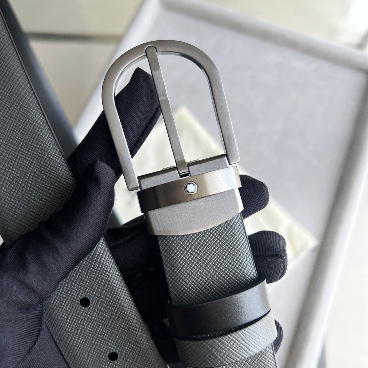 馬蹄形帶扣黑色/棕色雙面皮帶（35毫米）
馬蹄形閃亮鍍釕帶扣。可調節長度，3.5cm黑色和棕色雙面皮帶。打造經典靈動造型。
貨號 錶帶描述 黑色和棕色雙面牛皮皮帶 皮革圖案 金屬圓環上飾有萬寶龍六角白星 標識 搭扣裝置 易開啓裝置，可調節皮帶長度
搭扣形狀 馬蹄形主要顏色 黑色 | 棕色 搭扣類型 針扣式表扣