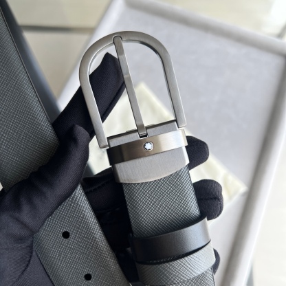 馬蹄形帶扣黑色/棕色雙面皮帶（35毫米）
馬蹄形閃亮鍍釕帶扣。可調節長度，3.5cm黑色和棕色雙面皮帶。打造經典靈動造型。
貨號 錶帶描述 黑色和棕色雙面牛皮皮帶 皮革圖案 金屬圓環上飾有萬寶龍六角白星 標識 搭扣裝置 易開啓裝置，可調節皮帶長度
搭扣形狀 馬蹄形主要顏色 黑色 | 棕色 搭扣類型 針扣式表扣